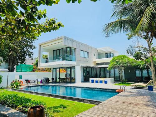 Premium BEACHFRONT VILLA 5 BEDROOMS 1000M2 SANCTUARY HO TRAM RESORT ll BBQ