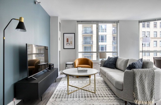 Premium Gold Coast 2BR w/Gym & Lounge, 1 block to L, by Blueground