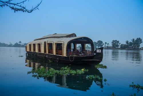 Premium Houseboat - Indian hospitality service