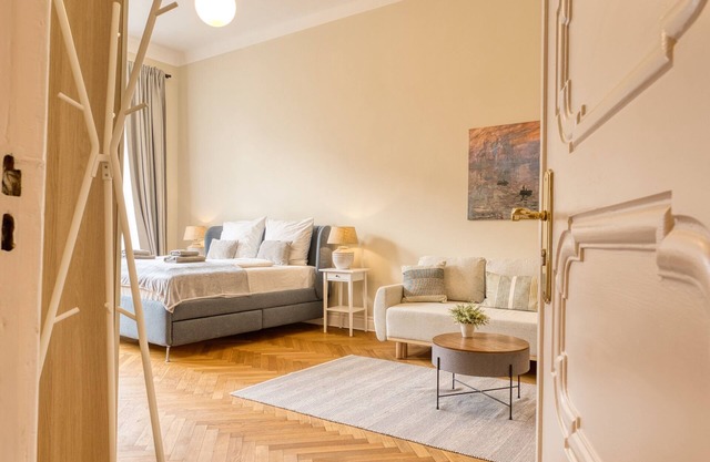 Premium Suite in West Berlin, Sleeps 4, Family & Group Friendly, 70m to Metro
