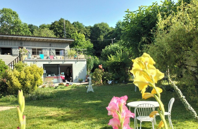 Pretty cottage on the banks of the Loir nestling in a green setting.