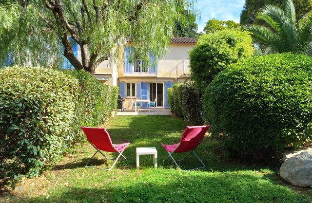 Pretty House With Garden In Residence With Swimming Pool
