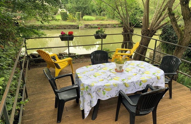 Pretty little house on the river Aron