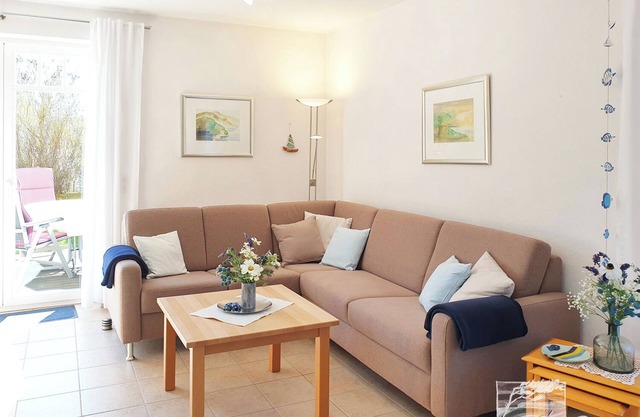 Pretty vacation home with cane roof, private garden, max. 4 persons, in Wieck, WLAN