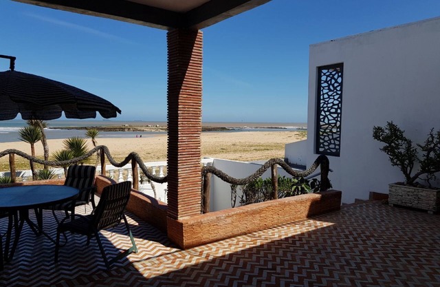 PRETTY VILLA FEET IN WATER WELL FURNISHED