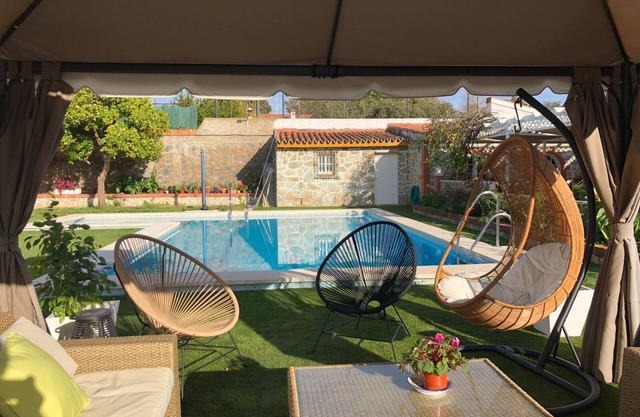 Private pool, billiards, darts, table tennis . Ideal for spending time with the family