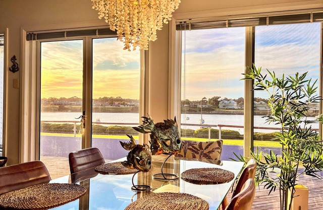 Prime Waterfront House/Breathtaking Water Views 5 min to Low Head Fairy Penguins