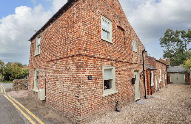 PRINTERS COTTAGE, pet friendly, character holiday cottage in Alford