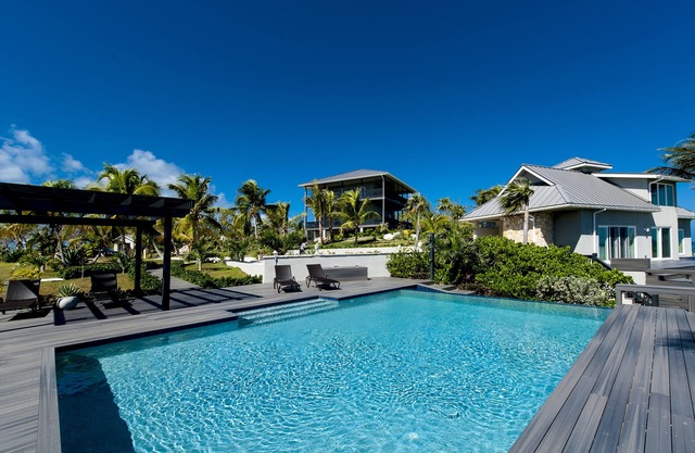 Priv. Beachfront Estate w/Htd Pool, Tennis Ct, Basketball, Kayaks, Pickleball