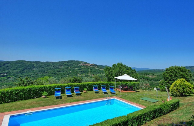 Private Villa with WIFI, private pool, A/C, patio, pets allowed, panoramic view, close to Arezzo