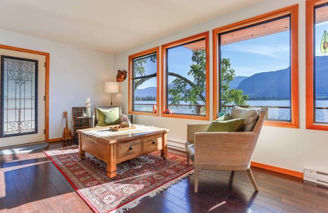 Privacy & absolute lakefront with Hot-Tub & Outdoor Sauna - relax & recharge!