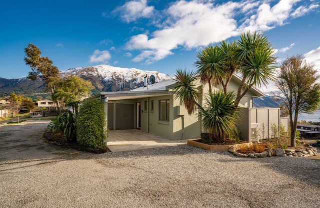 Privacy with spectacular lake view. All new duplex apartment 5min walk to beach.