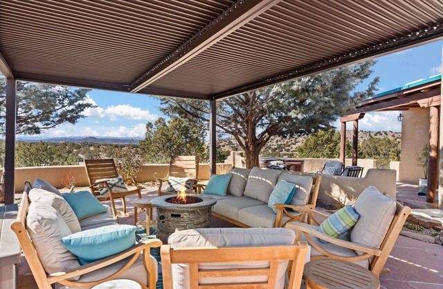 Private 15 Acres | Hot Tub + Views | Close to Plaza | Monthly Rates