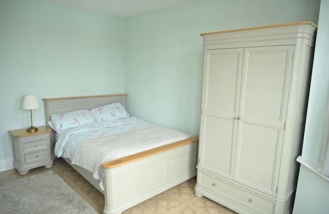 Private 2 bed, kitchen & bathroom in shared home