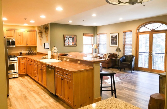 Private 2-Bedroom Mountainside Condo With Pool, Hot Tub Access