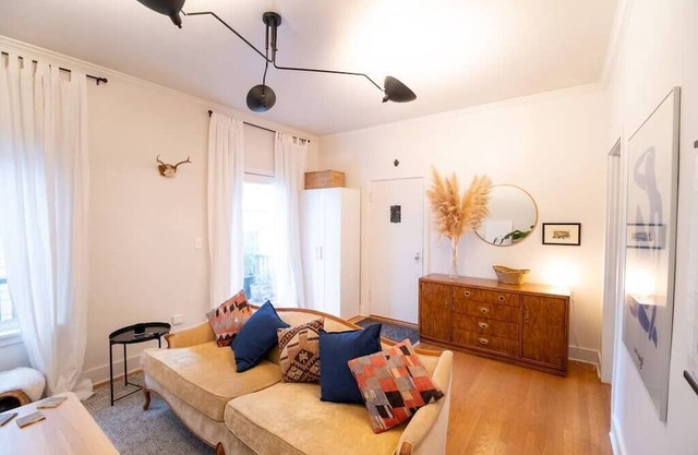 Private 2 Bedroom Bungalow w/Wi-Fi + Kitchen