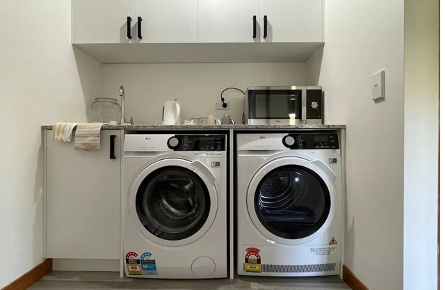 private 3brms cabin by Highway 2 w/i seaview n bush, 2km to city, 15km to Welly