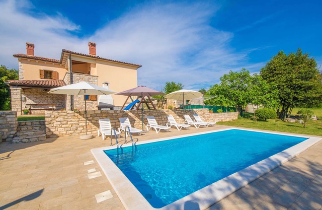 Private and secure 5000 sqm garden, pool, children's playground, only 9 km from the sea