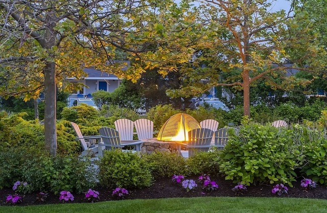 Private Beach Access! Onsite Parking, Pets Allowed! Near Woods Hole Aquarium!