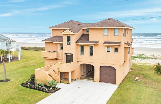 Private Beachfront Home, 3K + Bunk Rm, Walk Out to the Beach