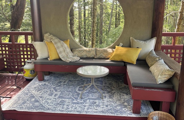 Private cabin with Hot Tub! close to lake, beaches, trails and king size bed.