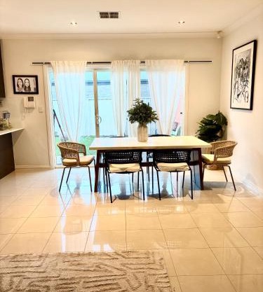 Private, Central, Sunny Guest Room in Welcoming Home