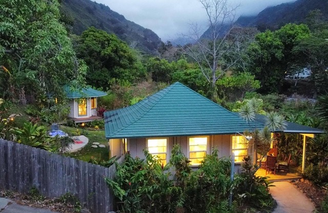 PRIVATE COTTAGE/GAZEBO WITH HOTTUB