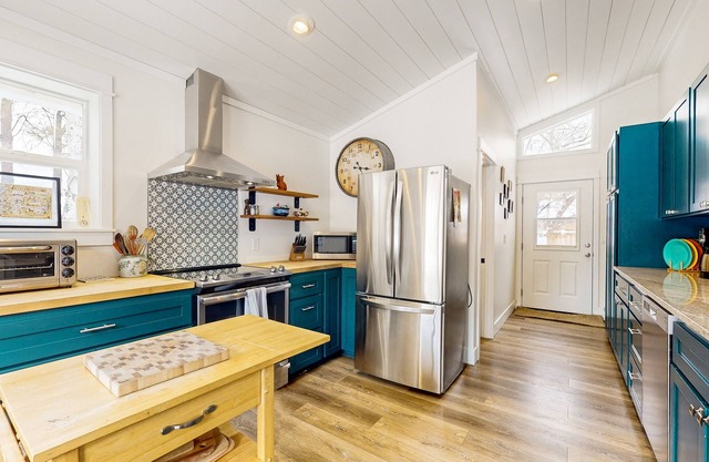Private dog-friendly adventure home with wood stove, open layout, grill, & AC