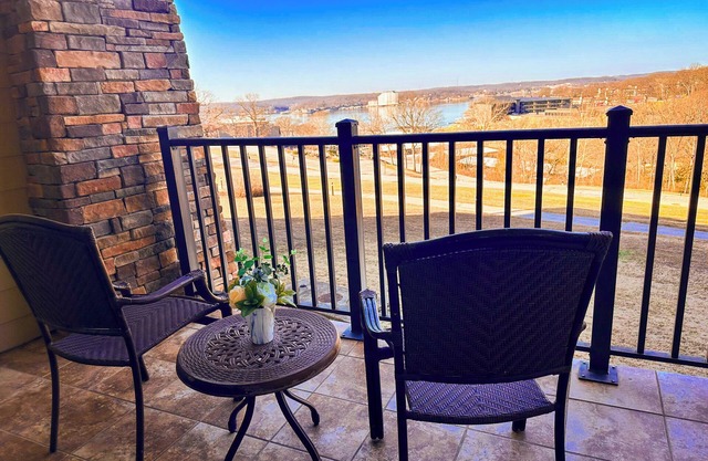 Private Four Season Condo (2BED/2BATH/2 Balconies-Pool, Hottub, Golf, Spa, Marina-6PP)