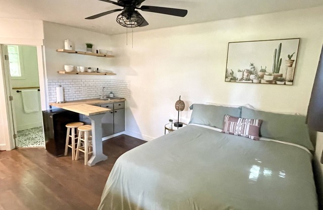 Private guest house-minutes away from Portland, Nike and many more!