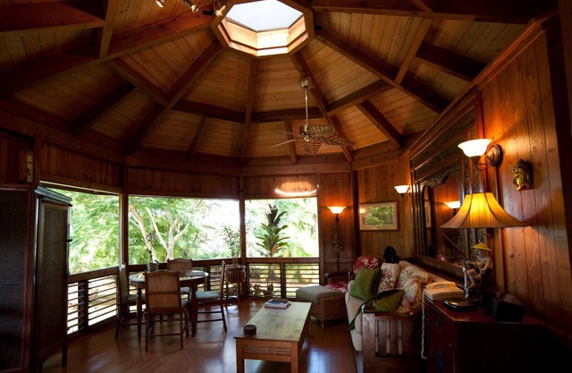 Private Handcrafted Cottage, Walk to Secluded Beach, Hot Tub, Tandem Kayak, WiFi