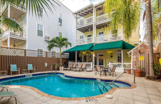 Private Heated Pool & Near Duval - The Curry House