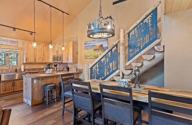 Private Hot Tub - Huge Covered Deck- Garage - On Ski Bus Route