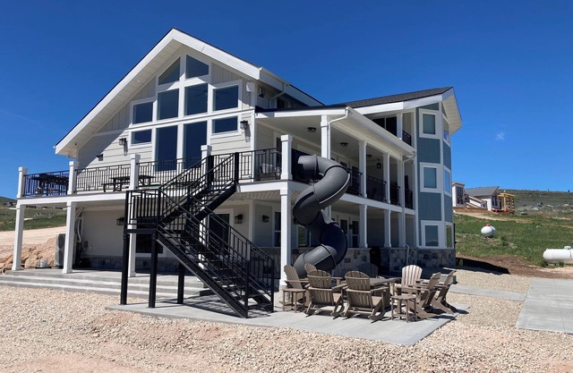 Private Hot Tub and P-ball/B-Ball Court! Ideal Beach Access, and Golf nearby!