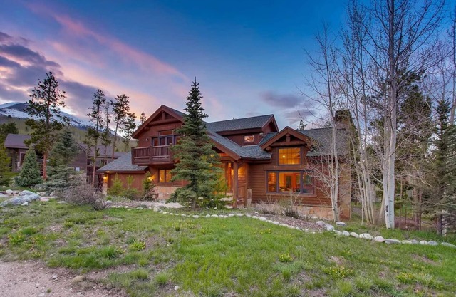 Private hot tub, private in home sauna, close to F