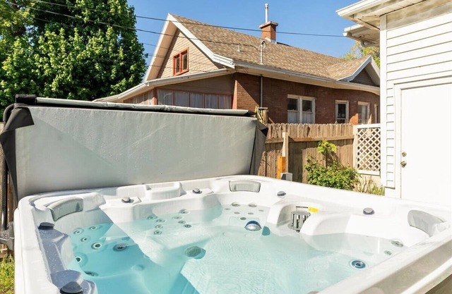 Private HotTub, GameRoom and Fenced Backyard!