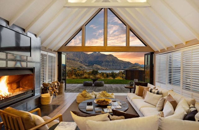 Private infinity pool, spa pool, tennis court, petanque