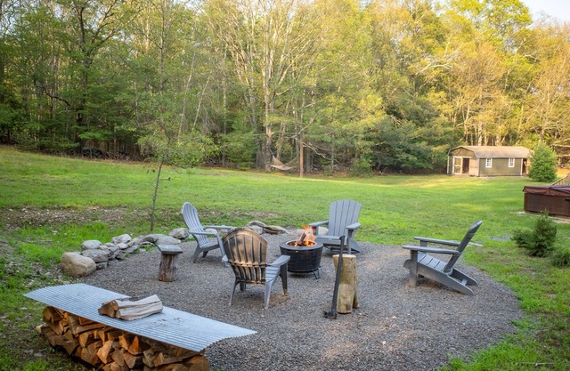 Private Kerhonkson cottage on 3 acres with hot tub, pure coziness.nnnnnnn