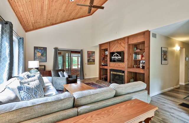 Private Killington Home w/Indoor Hot Tub and 2 Living Rooms