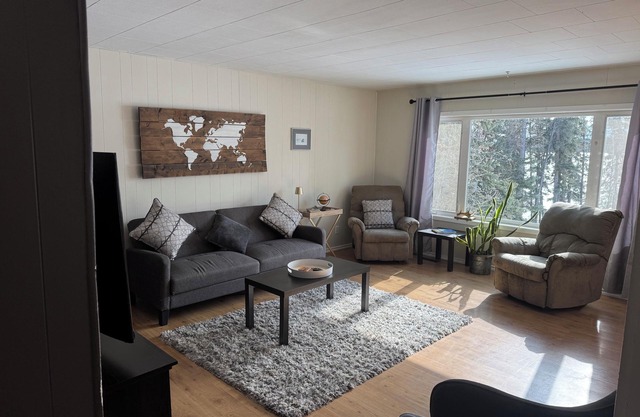 Private Lake front home, hiking, fishing, lake life