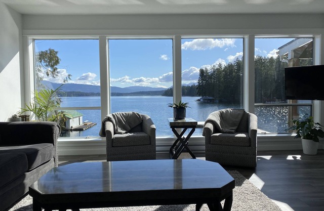 Private lakefront house on beautiful Sproat Lake