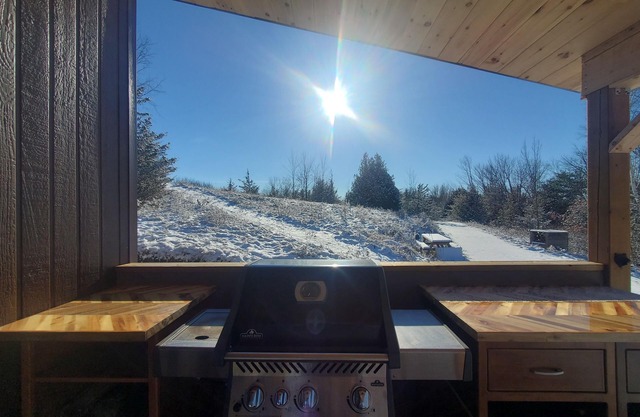 Private Lakefront. Completely Off-Grid Cabin for Couples to Unwind