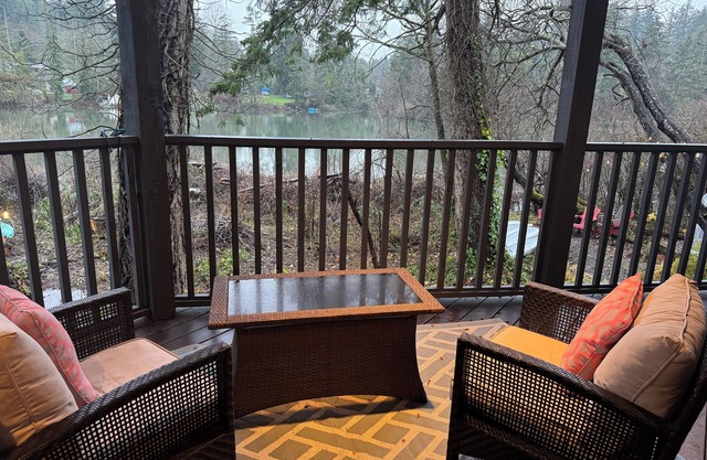 Private large up to 4 bedrooms waterfront suite,pet friendly. *Long Term Rates