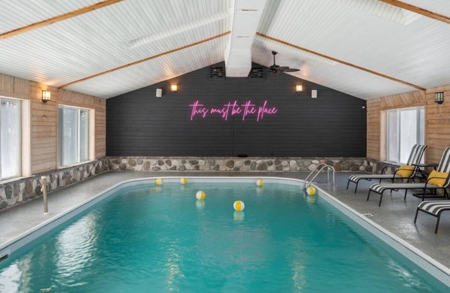 Private Lodge, Sleeps 22, Near Boyne, Indoor Heated Pool, 10 Acres,Game Rms,Pets