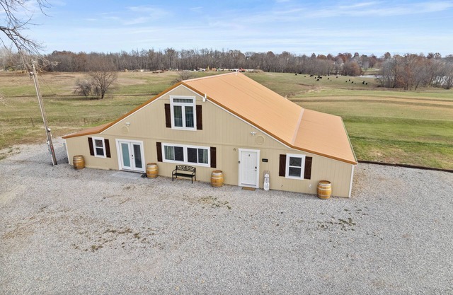 Private Loft Studio On Acreage + Near Liberty
