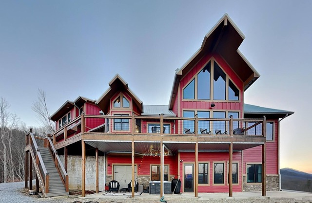 Private luxury cabin with amazing views, gourmet kitchen + large game room