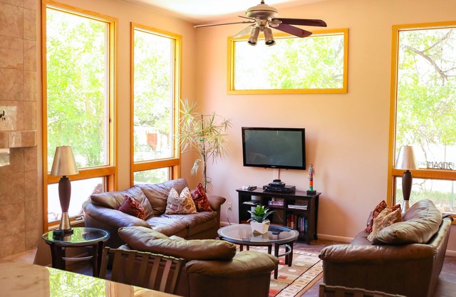 Private Luxury Villa Kitchen Pool & Hot Tub, 5~ minute walk from Zion Entrance.