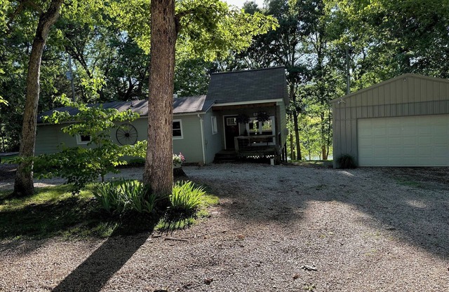 Private Meramec River Frontage! Cozy Cabin with River views and access!