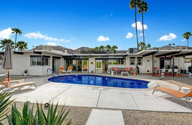 Private Mid-Century Gem With Sweeping Views of Palm Springs!