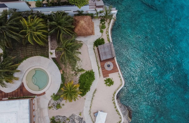 Private Oceanfront Villa/Fully Staffed/daily cleaning and concierge.